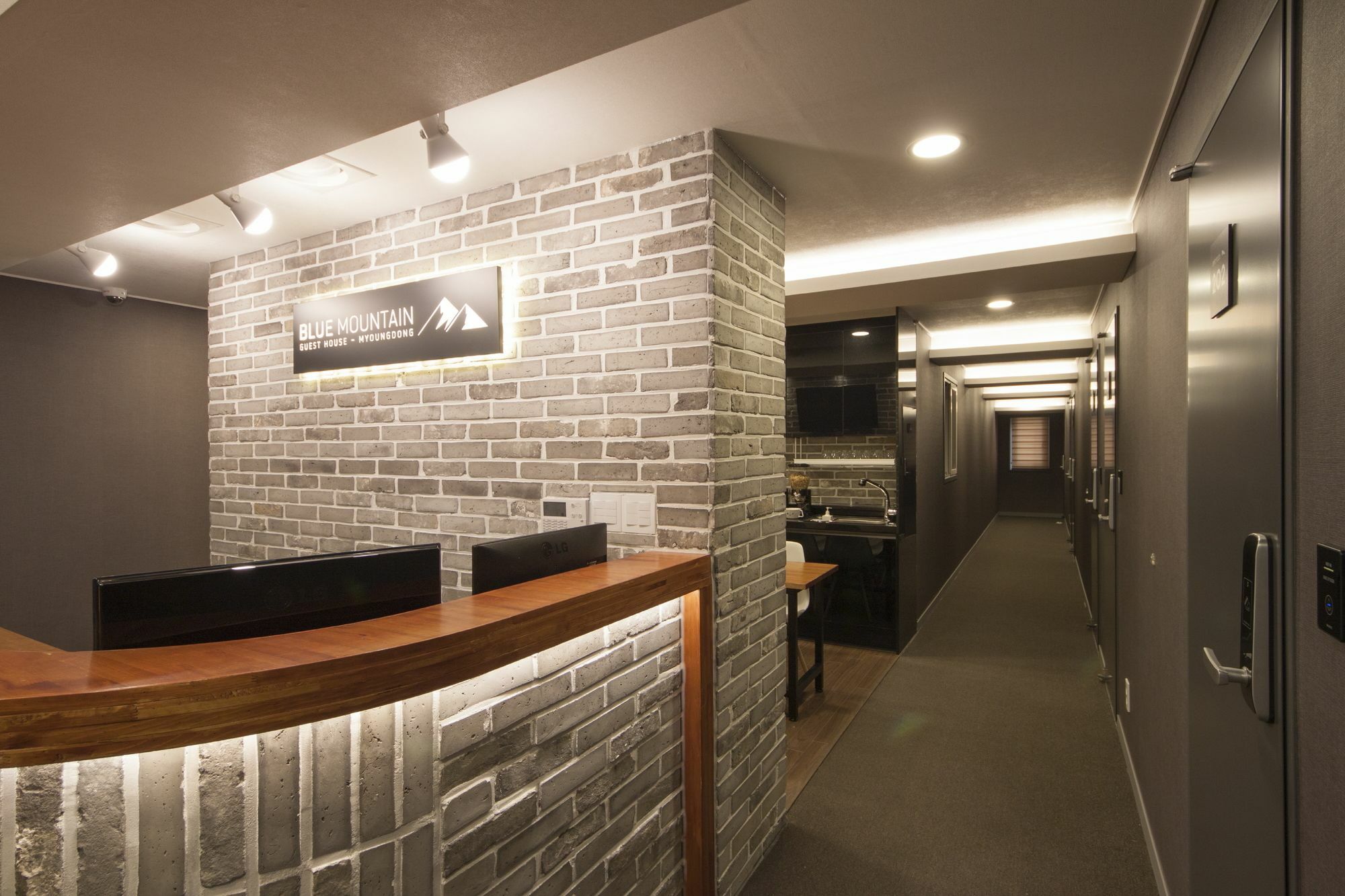 Blue Mountain Myeong-Dong Hotel Сеул Екстериор снимка
